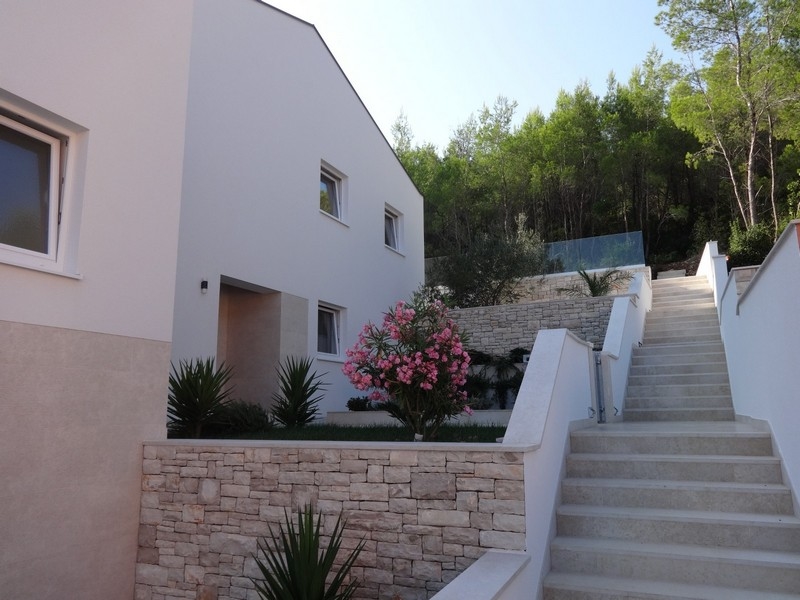 Balkon i taras z widokiem na morze zachęcają do odpoczynku