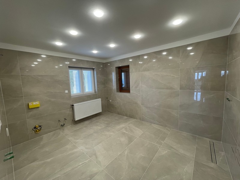 Nowoczesna, przestronna łazienka.