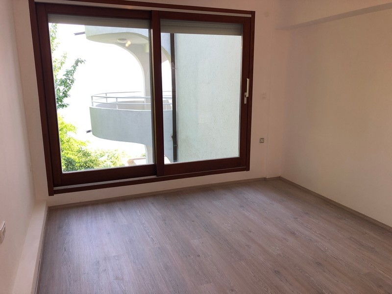 Widok na sypialnię i balkon.