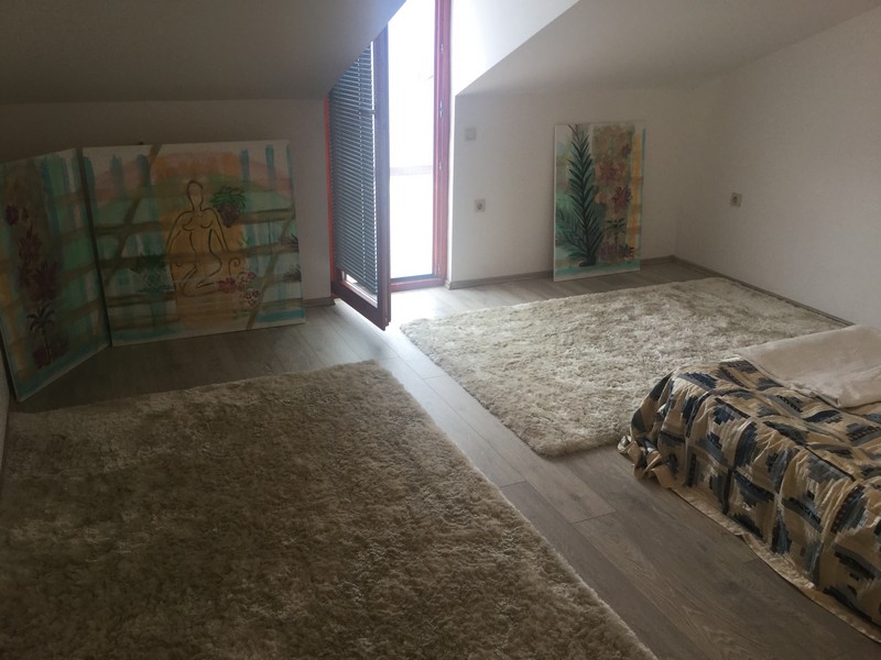 Widok na jedną z sypialni na poddaszu.