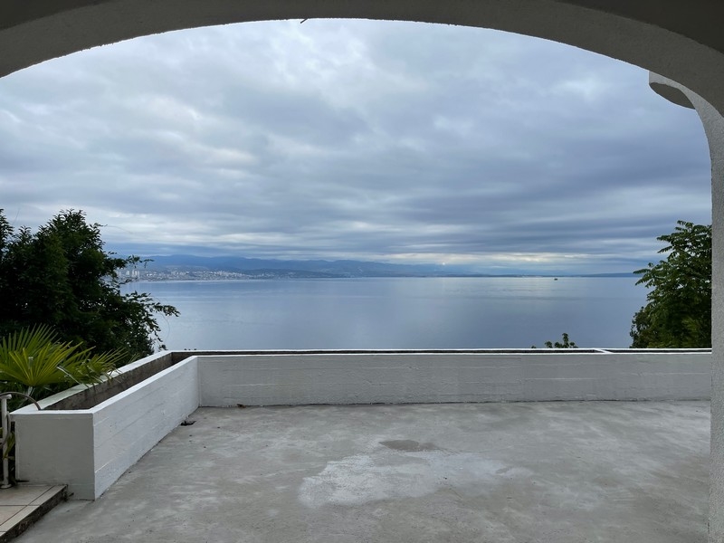 Apartament z dużym tarasem i widokiem na morze w Opatija w Chorwacji.