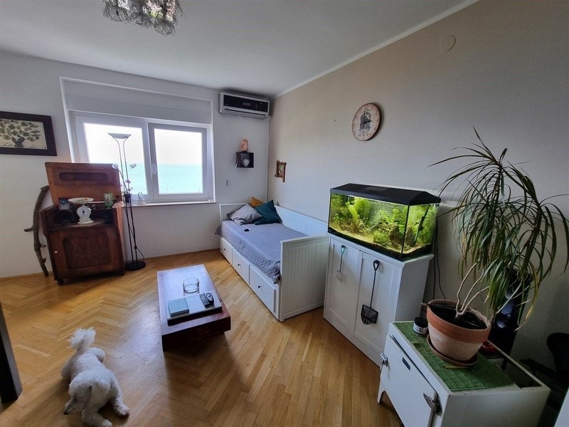 Łóżko w sypialni nieruchomości A2775.