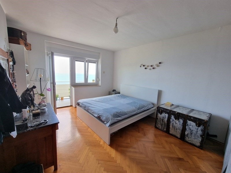 Sypialnia z wyjściem na balkon.