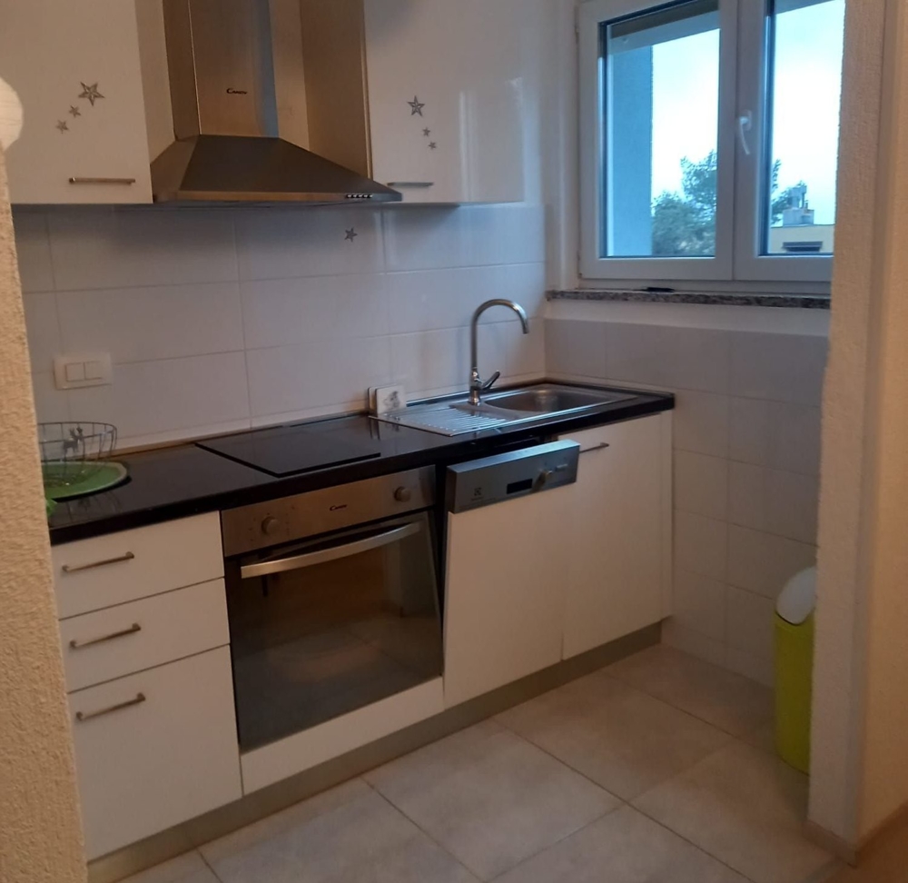 Widok na kuchnię mieszkania w Rijece, które jest na sprzedaż.