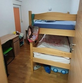 Łóżko piętrowe w drugiej sypialni obiektu.