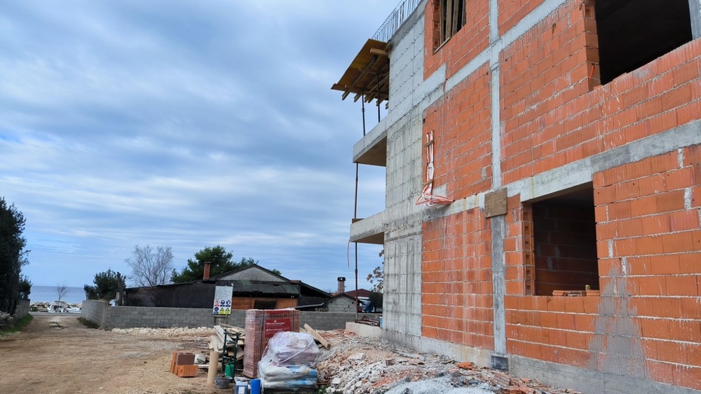 Pokój dzienny z widokiem na morze.