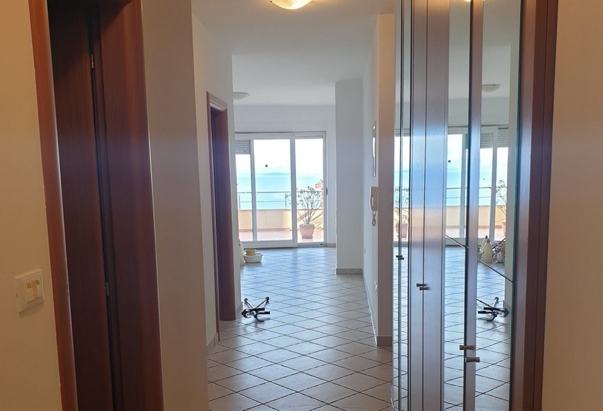 Widok od strony wejścia na salon posesji.