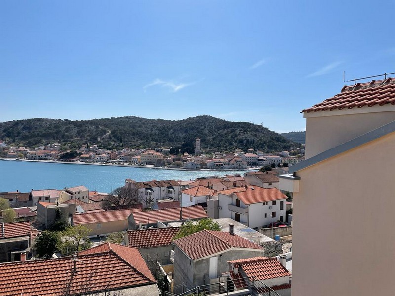 Widok z posesji A2803 na Tisno i morze.