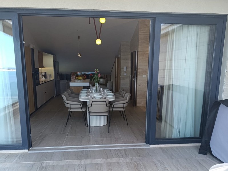 Widok na nowoczesny taras i morze w Chorwacji - Panorama harcerska.