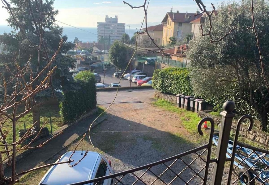 Widok na teren zewnętrzny i miejsca parkingowe.