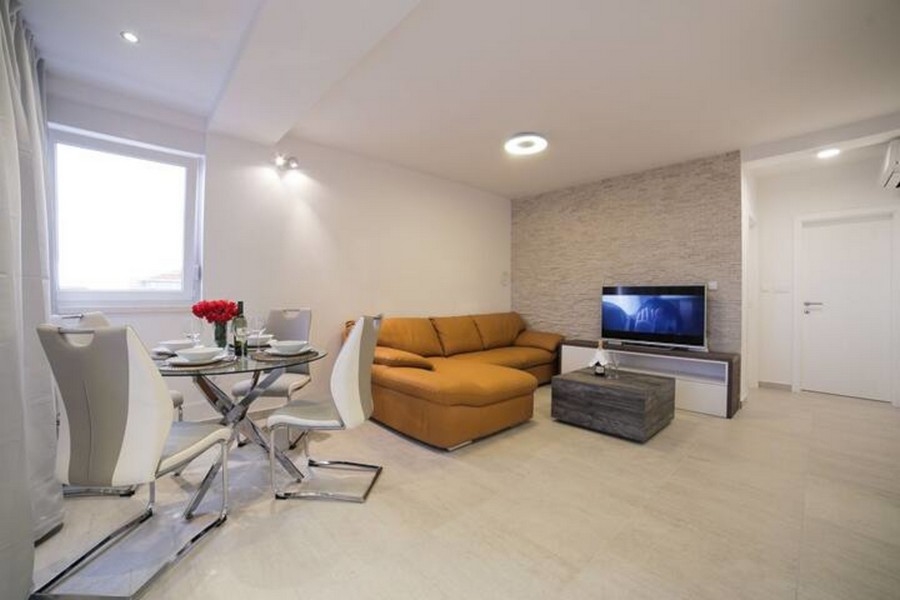 Przestronny salon z widokiem na telewizor w nieruchomości A2814, Chorwacja.