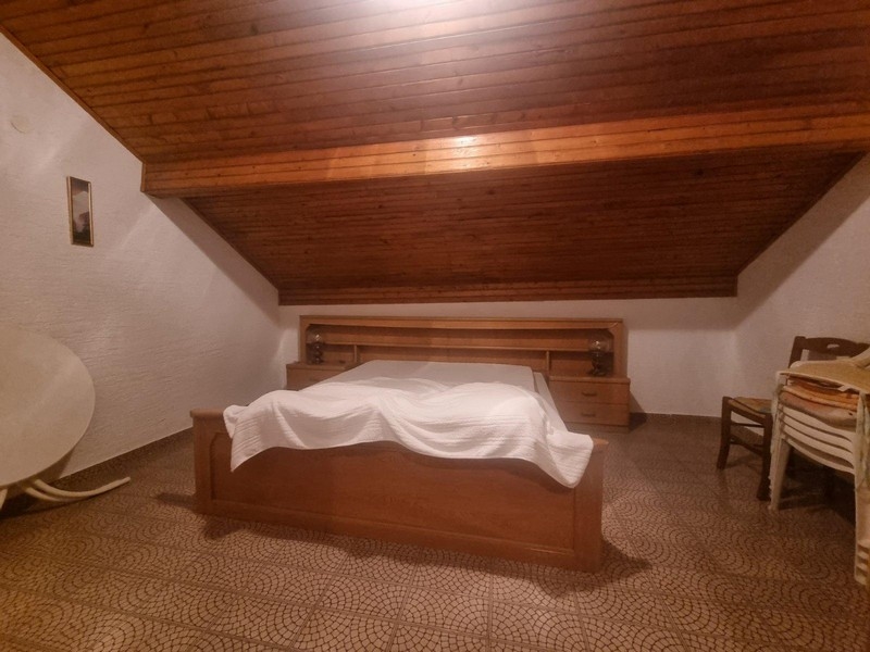 Przytulne podwójne łóżko na poddaszu nieruchomości A2817.