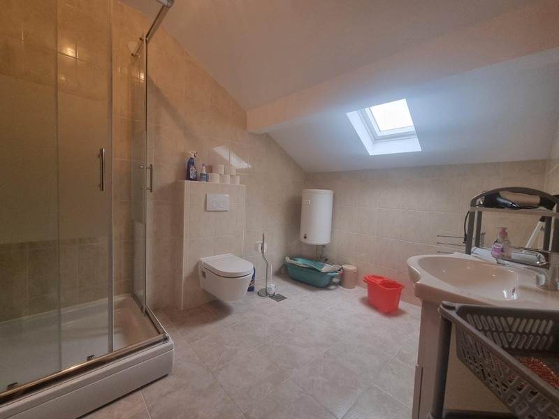 Przestronna łazienka z prysznicem.