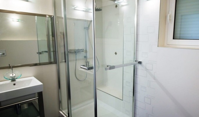 Wygodna łazienka z prysznicem.