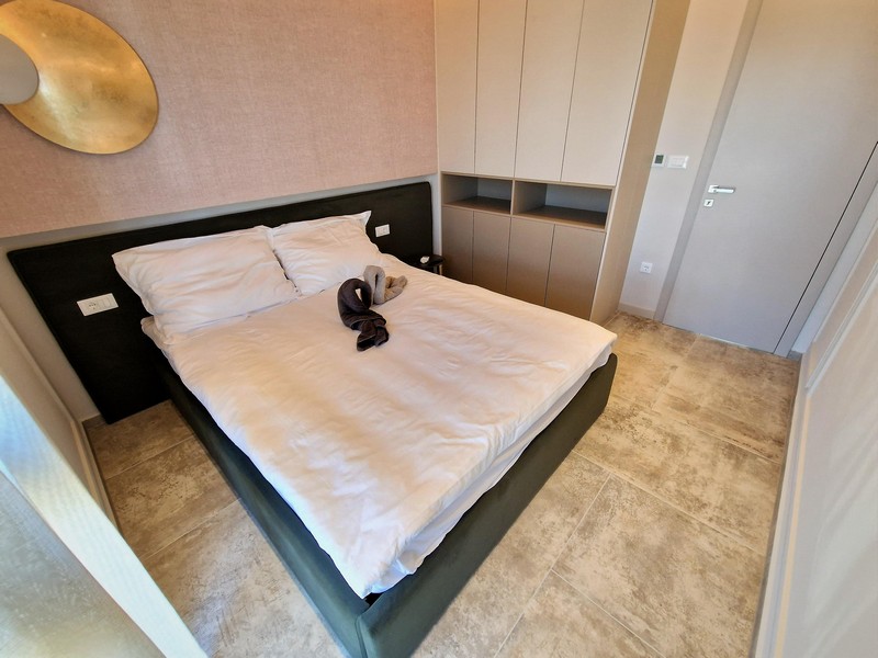 Sypialnia z widokiem na szafę.