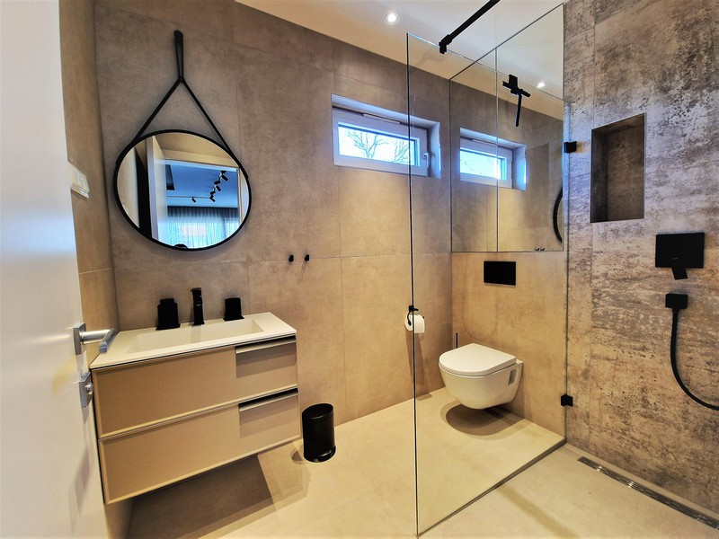 Nowoczesna łazienka w nieruchomości A2829 w Chorwacji - Panorama Harcerska.