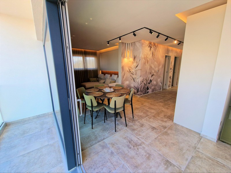 Pokój dzienny z wysokimi oknami.