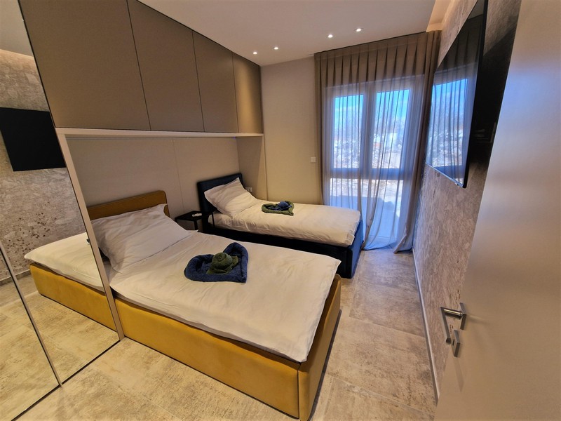 Przytulna i nowoczesna sypialnia.