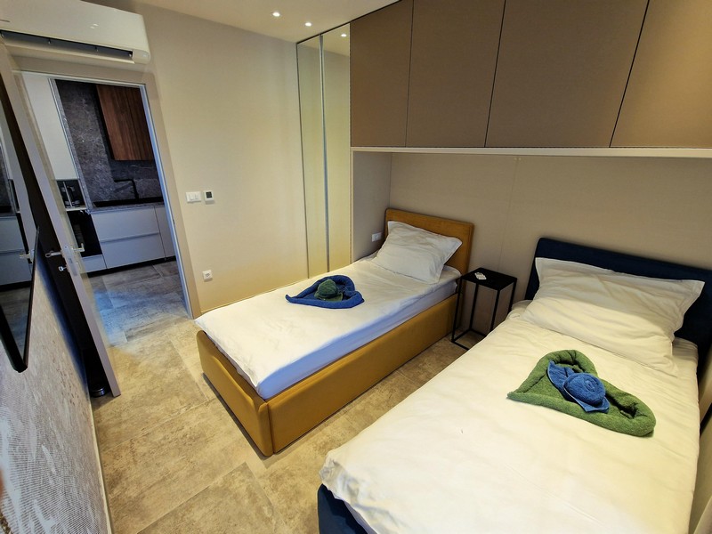 Sypialnia z dwoma pojedynczymi łóżkami.