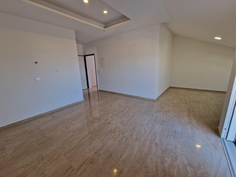 Jasny salon nieruchomości A2833 w Njivice, Chorwacja - Panorama Scouting.