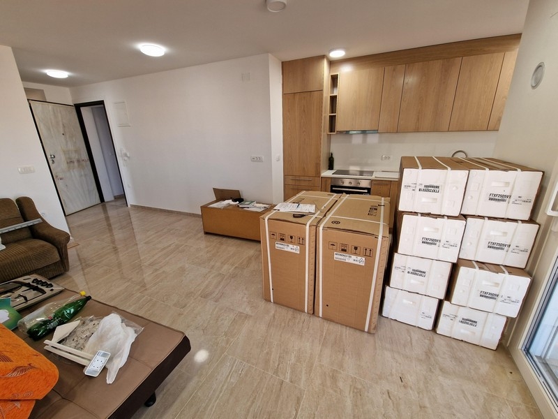 Nowoczesna część dzienna z otwartą koncepcją i kuchnią.