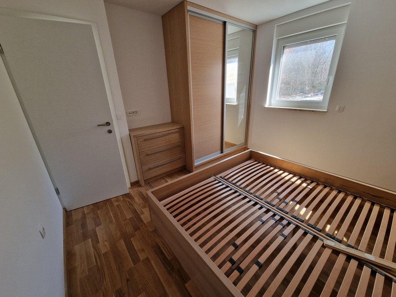 Kolejne spojrzenie na sypialnię.