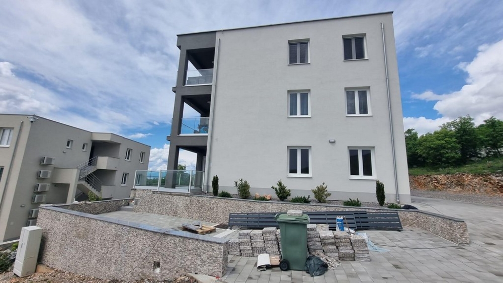 Widok z boku budynku, w którym znajduje się łącznie sześć mieszkań.