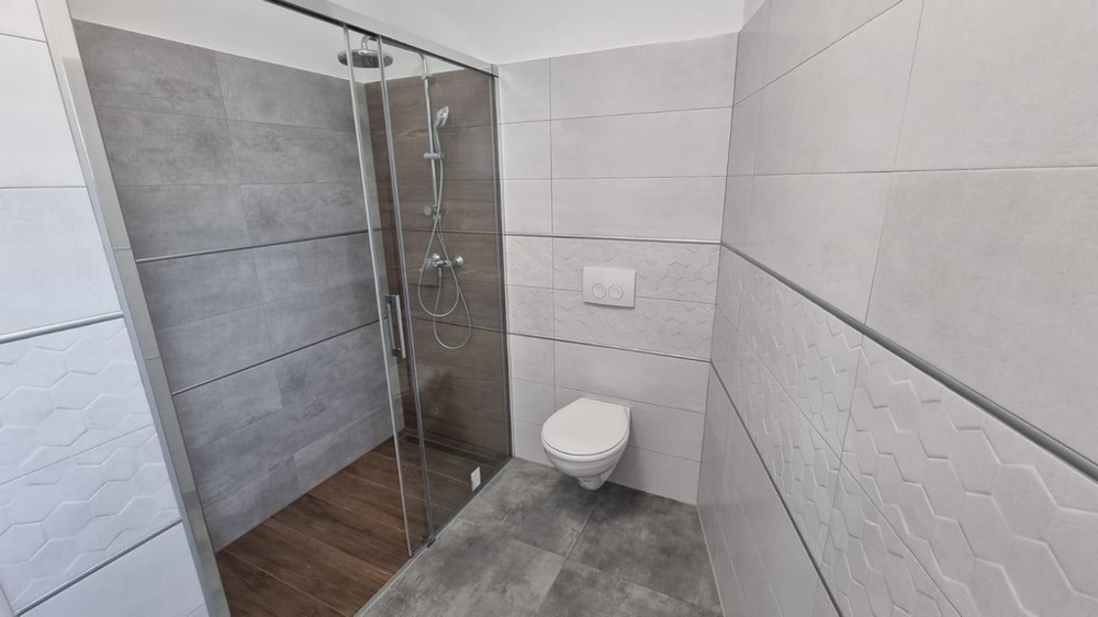 Łazienka z nowoczesną kabiną prysznicową.