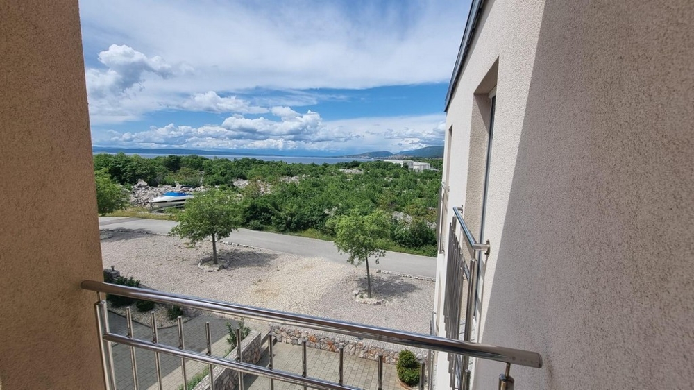 Widok na morze z apartamentu A2849, który jest na sprzedaż w Chorwacji, blisko morza.