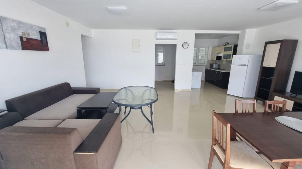 Klimatyzowany salon z meblami (częściowo).