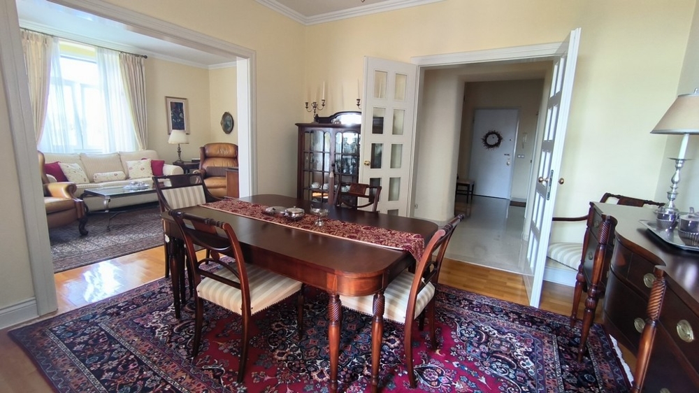 Tradycyjny salon i jadalnia z wysokiej jakości meblami w stylu rezydencji.