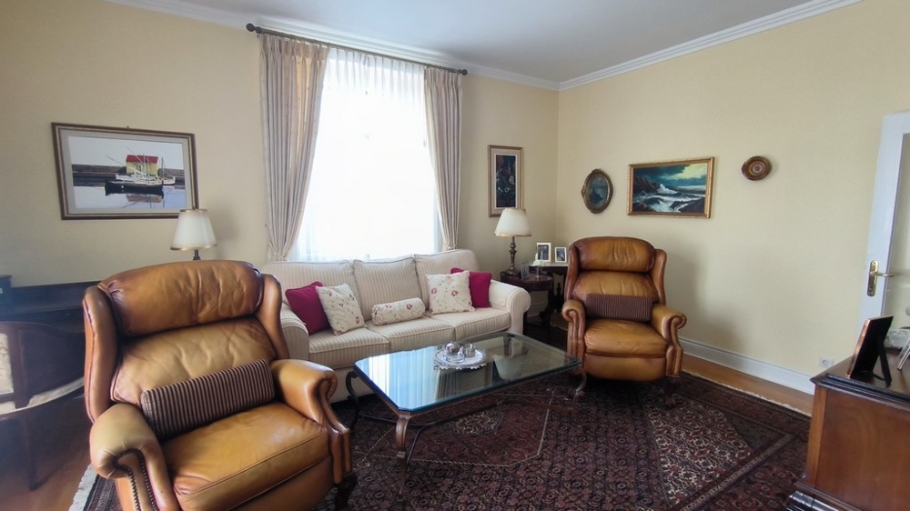 Salon wyposażony w wysokiej jakości meble.