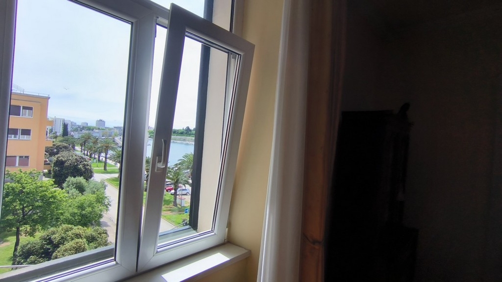 Widok z boku na morze i promenadę w Zadarze, Dalmacja.