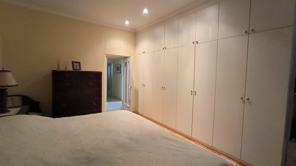 Sypialnia z wbudowanymi szafami.