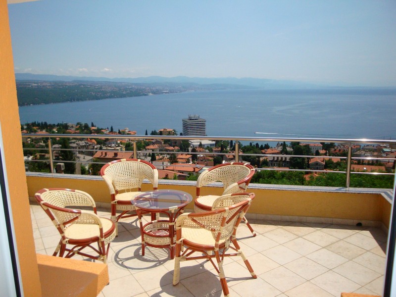 Widok na morze nieruchomości A2863, która jest na sprzedaż w Opatija (Chorwacja).