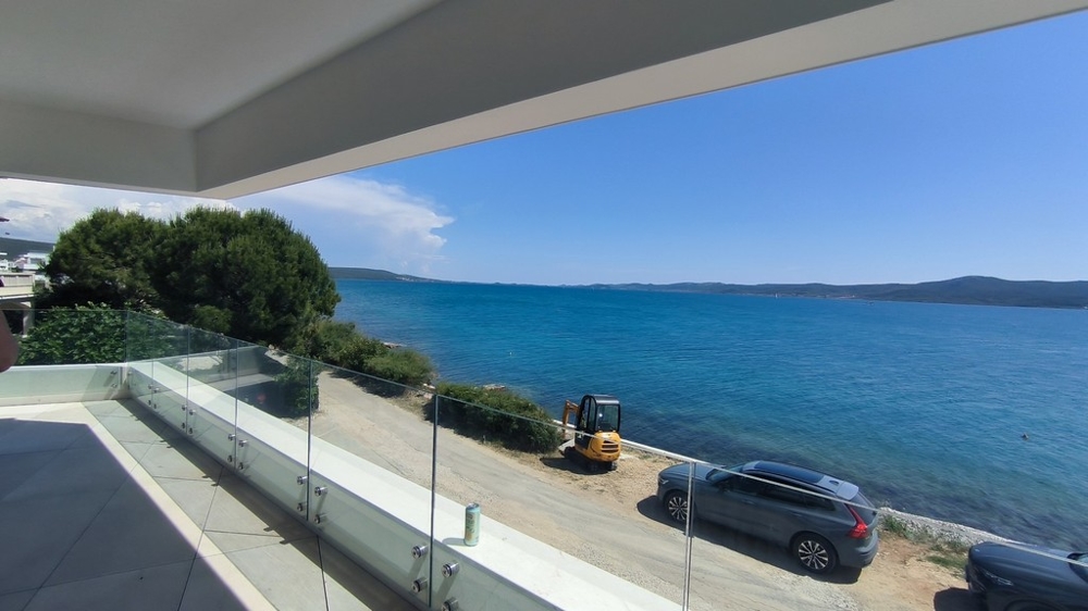 Balkon z widokiem na morze.