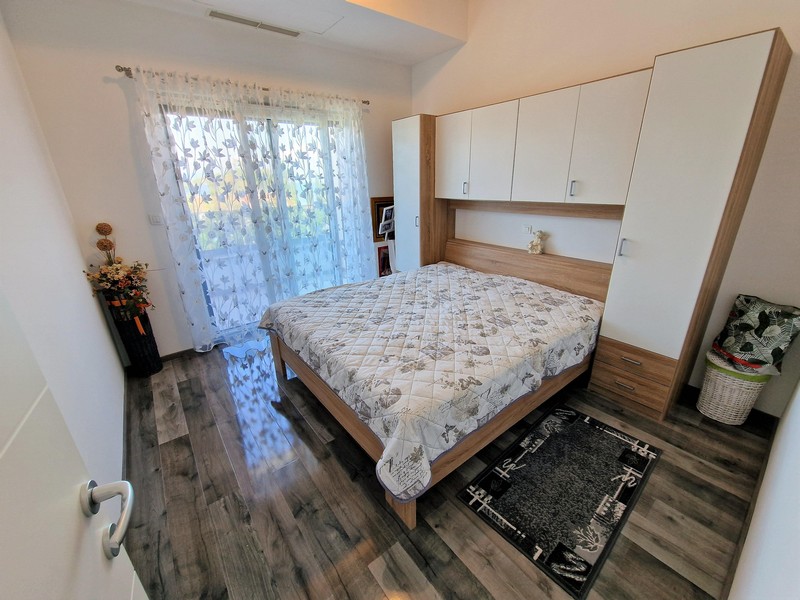 Wygodna część sypialna z wbudowaną szafą.