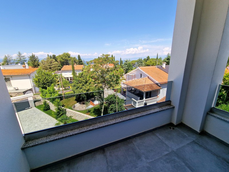 Widok na morze z tarasu.