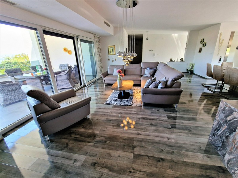 Pokój dzienny z wysokiej jakości meblami i widokiem na morze.