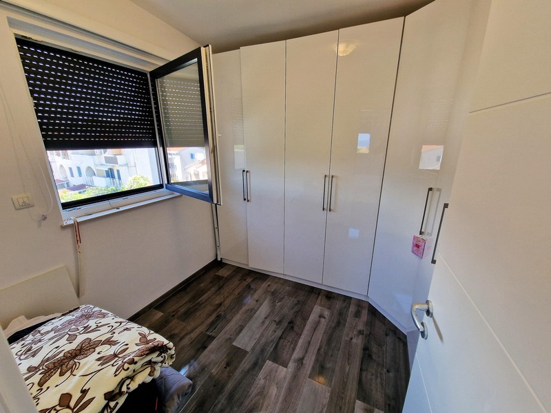 Sypialnia z wbudowanymi szafami.