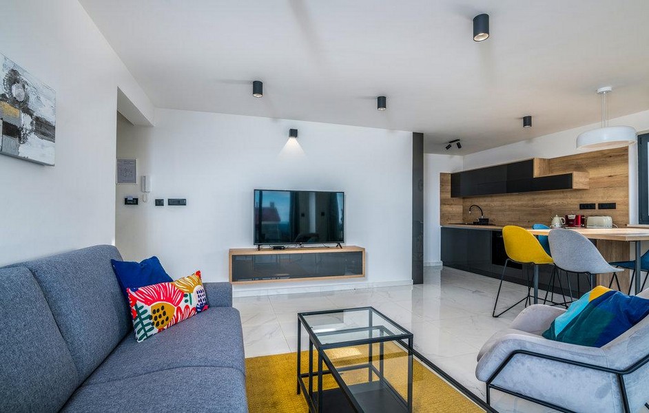 Nowocześnie urządzony salon w atrakcyjnej lokalizacji w Punat w Chorwacji.