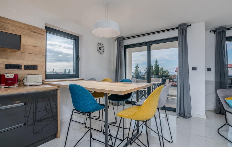 Pokój dzienny w nieruchomości A2903, która jest na sprzedaż na wyspie Krk w Chorwacji.