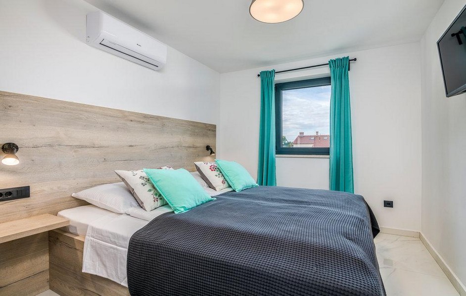 Klimatyzowana i komfortowo wyposażona część sypialna.