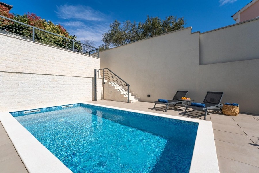 Basen nieruchomości (luksusowy apartament) na sprzedaż na wyspie Krk w Chorwacji.