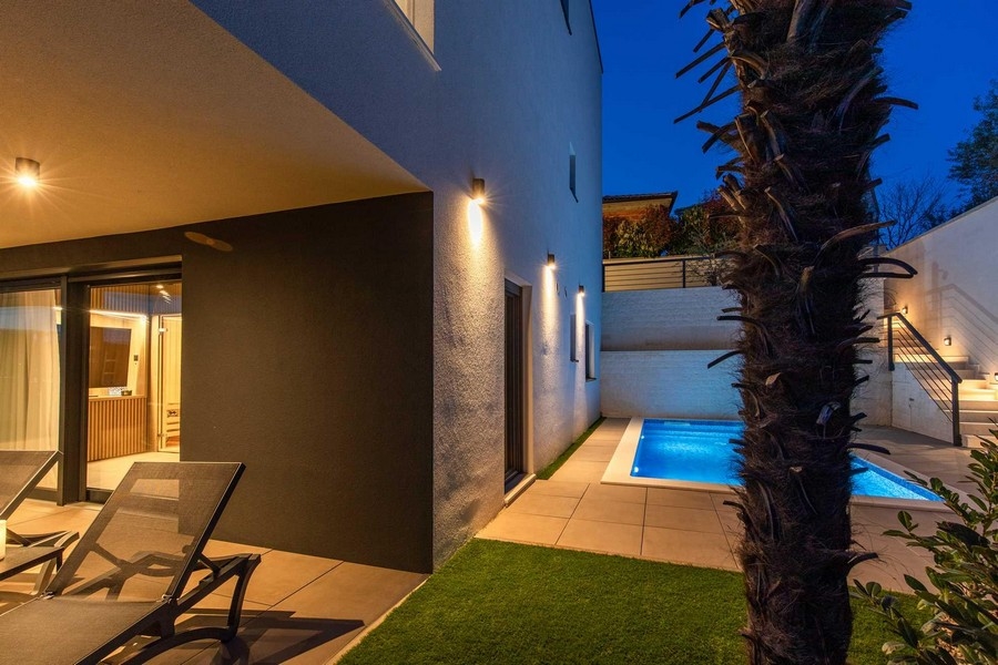 Ogród i basen oraz taras apartamentu A2905, Chorwacja.