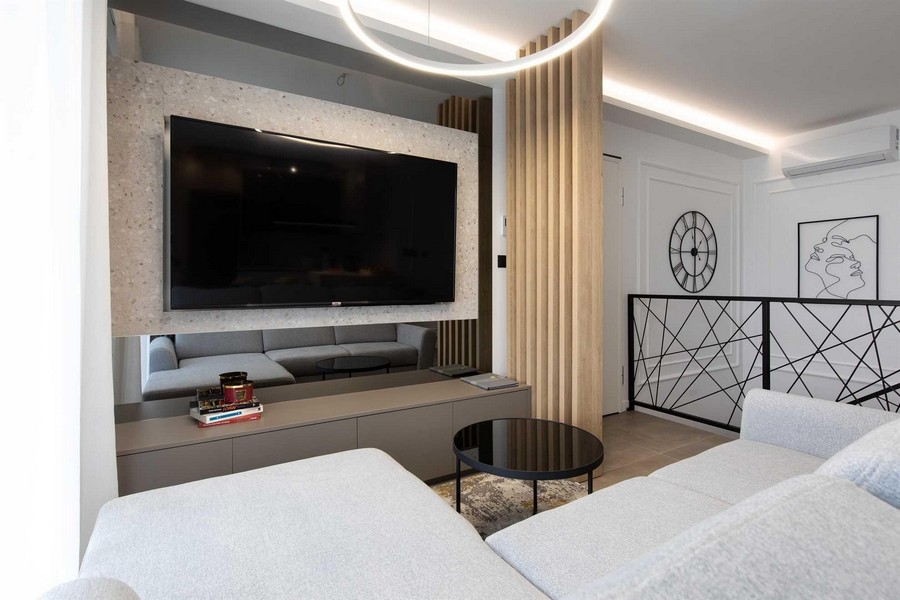 Na terenie posesji salon z dużym telewizorem.