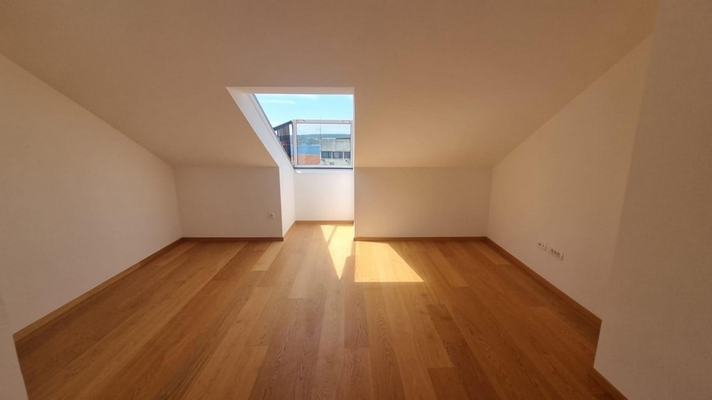 Jasna sypialnia ze świetlikiem.