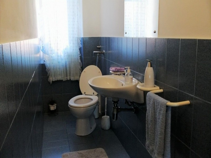 Toaleta dla gości z oknem