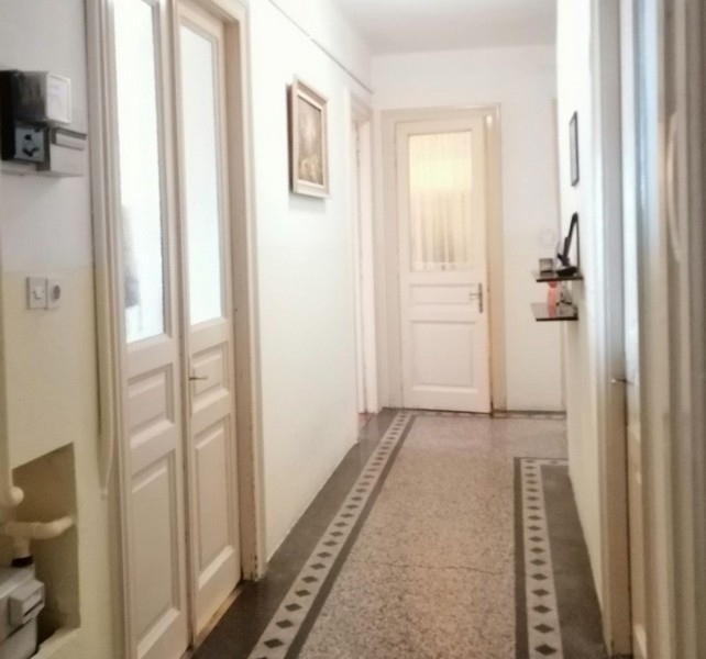 Jasno zaprojektowany korytarz z wielkim urokiem starego budynku