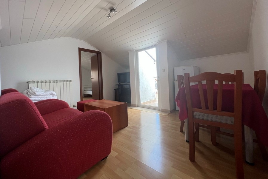 Pokój dzienny z widokiem na taras.